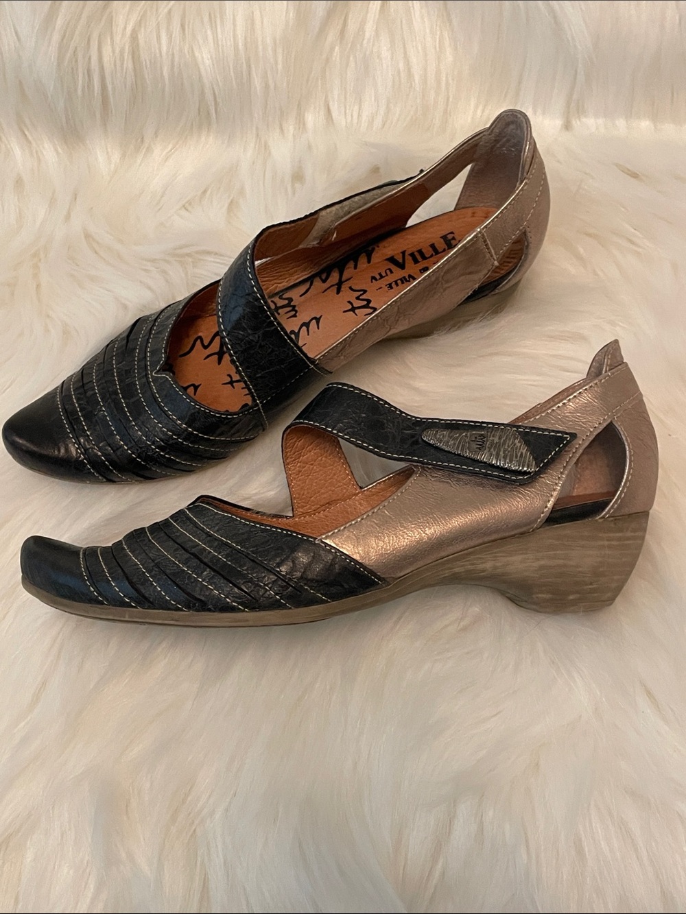 Un Tour en Ville - Black and Metallic Bronze Mary Jane Low Wedge Heels -36